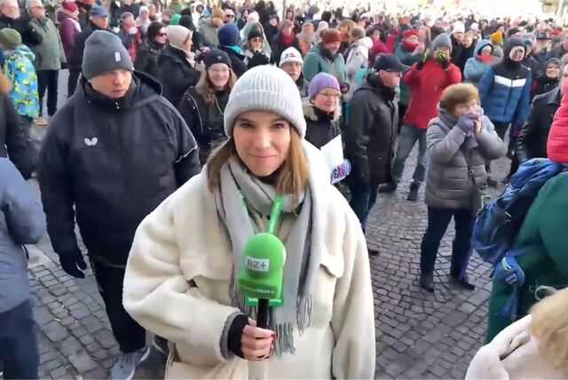 Teilnehmer einer Demonstration gegen Rechts auf dem Rathausplatz in Recklinghausen.