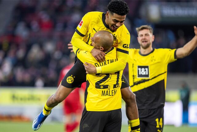 Ian Maatsen jubelt gemeinsam mit Donyell Malen.