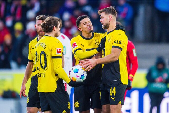 Jadon Sancho im Gespräch mit Niclas Füllkrug.
