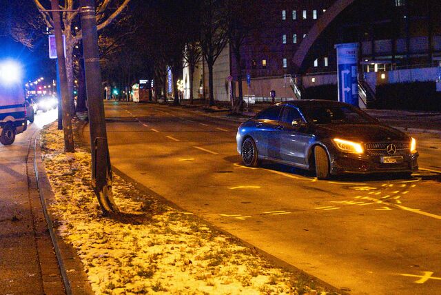 Auf dem Dortmunder Wall hat es gekracht: Ein Auto prallte gegen eine Laterne.