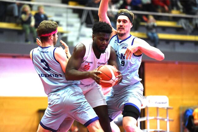Basketball Regionalliga West 20. Januar 2024, Vestische Arena. Citybasket Recklinghausen – DTV Köln n. V. 77:83. Maurice Penda geht gegen die beiden Kölner  Naiona Schmidt (links) und Florian Wendeler durch.