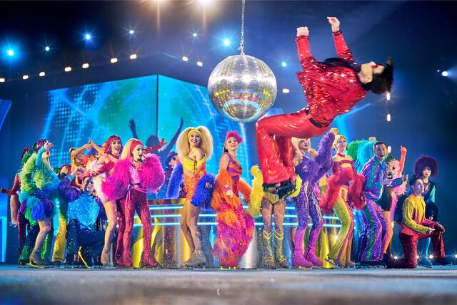 Bunt, weil und mitreißend ist die „Holiday on Ice“-Szene im Club „Odyssey“.