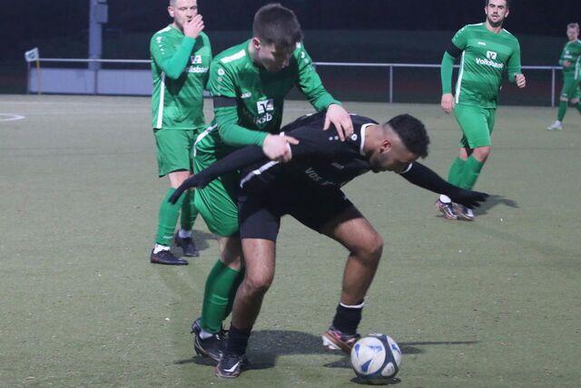 Elias Heinze und Mustafa Balcin kämpfen um den Ball.
