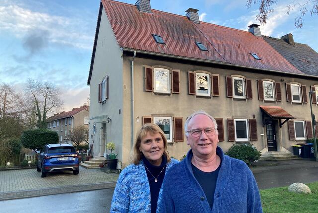 Gemeinsam mit Lebensgefährtin Heike Augst steht Rainer Schwarma vor seinem Reihenendhaus in der Bereitschaftssiedlung.