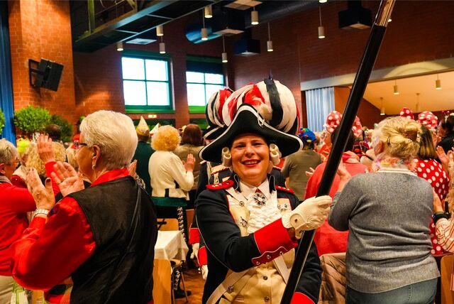 Menschen feiern auf der Karnevalssitzung „Miteinander Füreinander“ im Bürgerhaus Süd in Recklinghausen