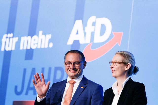 Tino Chrupalla (l), AfD-Bundesvorsitzender und Fraktionsvorsitzender der AfD, winkt neben Alice Weidel, AfD-Bundesvorsitzende und Fraktionsvorsitzende der AfD, bei dem AfD-Bundesparteitag in der Magdeburger Messe.