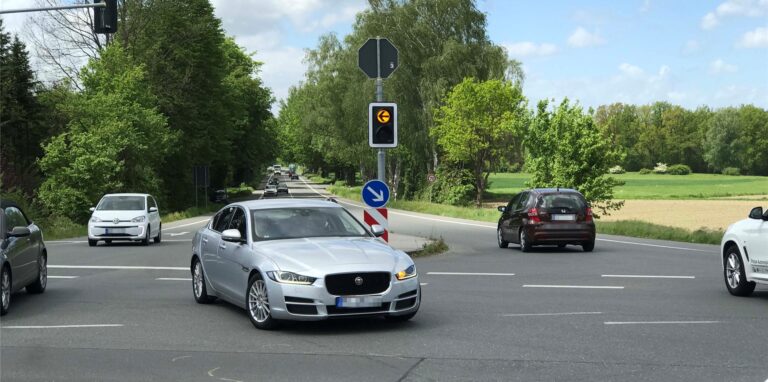Mehrfach gab es 2021 Unfälle beim Linksabbiegen an der Kreuzung Sythener Straße / Münsterstraße.