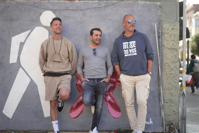 Alexander Kumptner, Ali Güngörmüş und Frank Rosin lehnen an einer Mauer