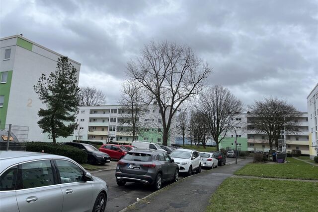 Autos parken an einer Wohnsiedlung an der Straße