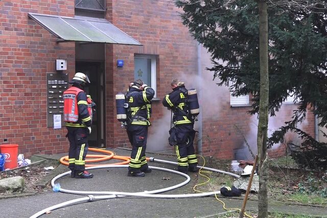 Feuerwehrleute haben am Montagmittag (22.1.) einen Brand im Keller eines Mehrfamilienhauses in Dortmunds Nordstadt gelöscht.