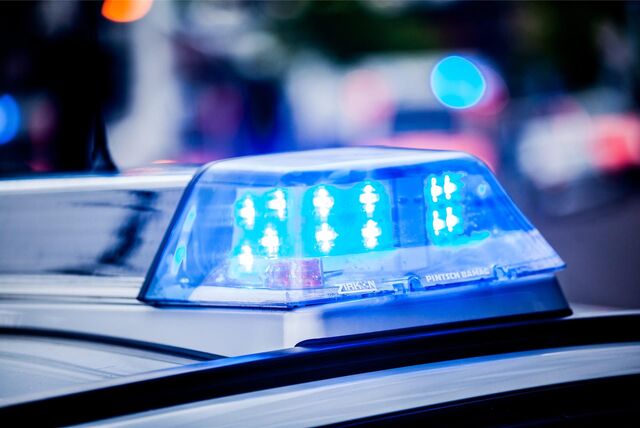 Ein Blaulicht auf einem Polizeiwagen.