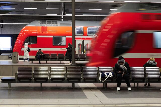 Reisende müssen wieder massive Einschränkungen im Bahnverkehr über sich ergehen lassen.