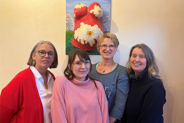 Bei Manuela Grafe (l.) Sabina Gajda (2.v.r.) und Gudula Stenner-Klischies (r.) absolviert Yara Mattes (2.v.l.) ihre Ausbildung zur Hebamme.