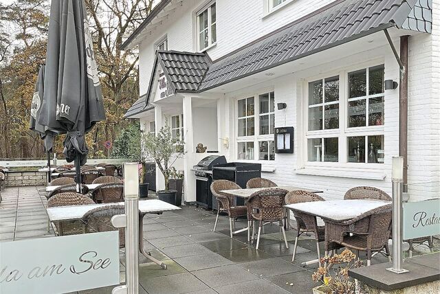 Weiß gestrichen ist die Villa am See in Haltern am See. Auf der Außenterrasse gibt es Platz für 60 Gäste.