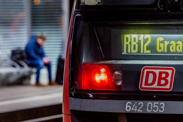 Eine Bahn mit der Aufschrift „RB 12“ ist im Anschnitt zu sehen.