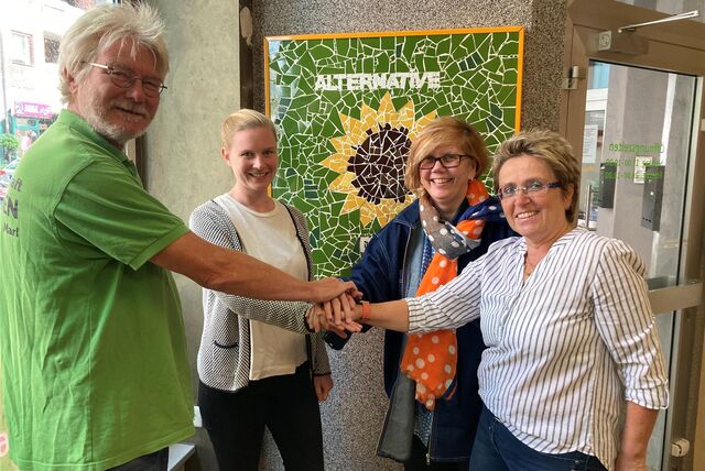 Seit Mai 2022 arbeiten grüne Wählergemeinschaft und Bündnisgrünen wieder eng zusammen. wie dieser Handschlag von (.,l.) Johannes Westermann, Caroline Mütter, Barbara Floer und Beate Kühnhenrich zeigt. Caroline Mütter und Barbara Floer haben sich allerdings inzwischen von ihren Vorstandsposten bei den Bündnisgrünen zurückgezogen.