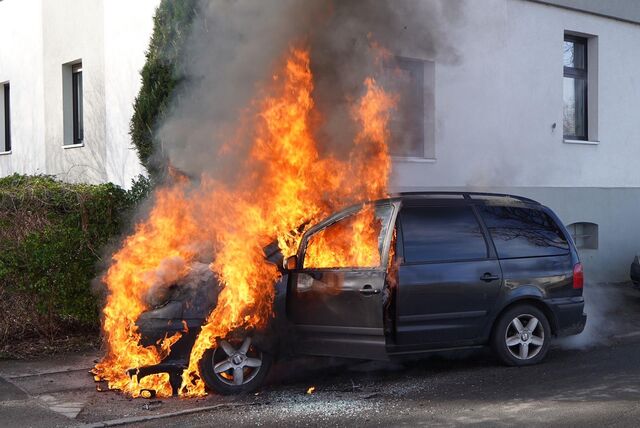 Ein schwarzer Seat Alhambra brennt.