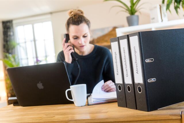 Eine Finanzbeamtin telefoniert (Symbolfoto).