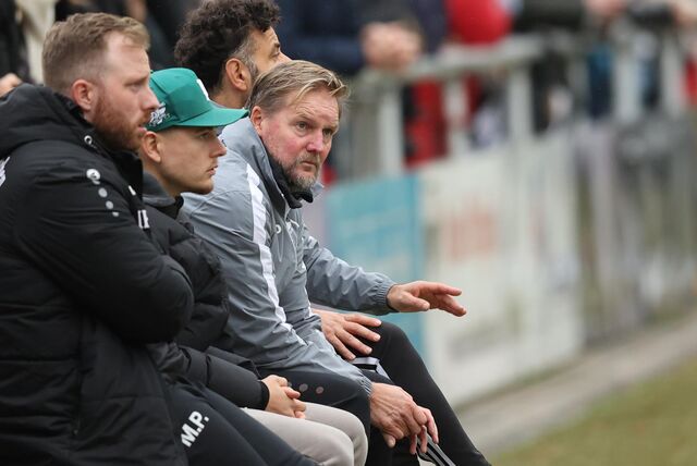 Mario Plechaty sitzt auf der Trainerbank.