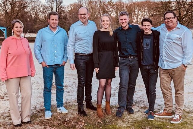 Das neue FDP-Team (v.l.): Dr. Ariane Schmidt (Beisitzerin für den FDP-Kreisvorstand), Christian Kiski (Beisitzer), Philipp Verbnik und Leonie Gurowski (Vorsitzende), Gerrit Vierhaus (stv. Vorsitzender), Jonathan Schmidt (Schatzmeister), Kai Surholt (FDP-Fraktionsvorsitzender). Auf dem Foto fehlt Oliver Bußmann (stv. Vorsitzender).