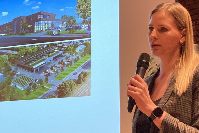 Im Kulturzentrum Erlöserkirche präsentiert Lidl-Managerin Lena Löffler das nachhaltige Baukonzept für den Lidl-Markt, der im Betrieb ohne fossile Energieträger auskommen wird.