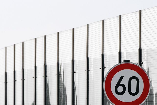 Ein Schild «Tempolimit 60 Kilometer pro Stunde» steht vor einer Schallschutzwand.