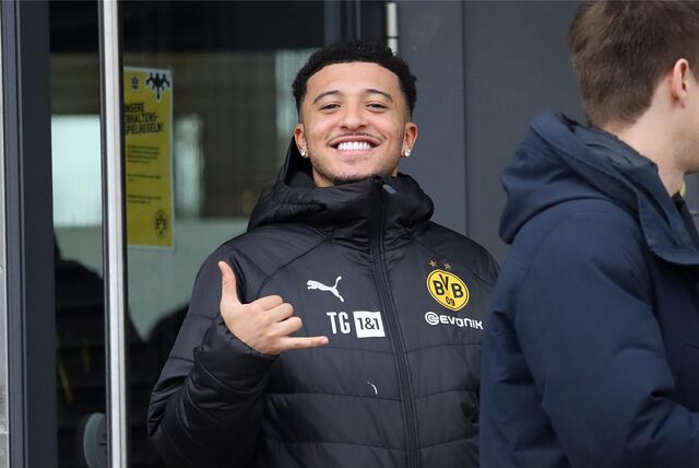 Jadon Sancho winkt in die Kamera.