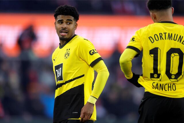 Ian Maatsen blickt in Richtung von Jadon Sancho.