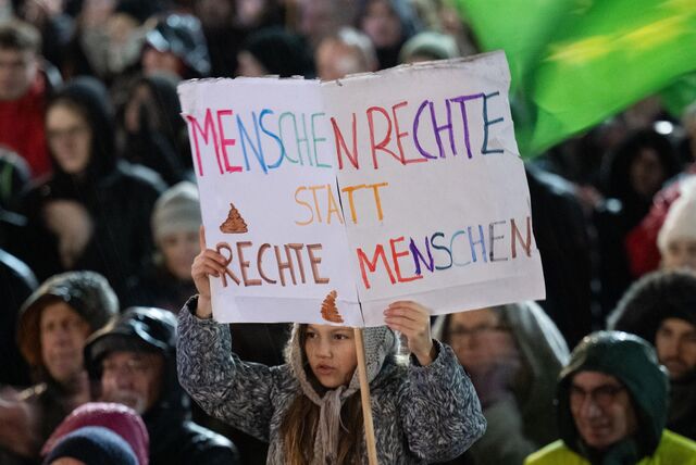 Ein Kind hält auf einer Demo ein Plakat mit der Aufschrift „Menschenrechte statt rechte Menschen“ in die Höhe.