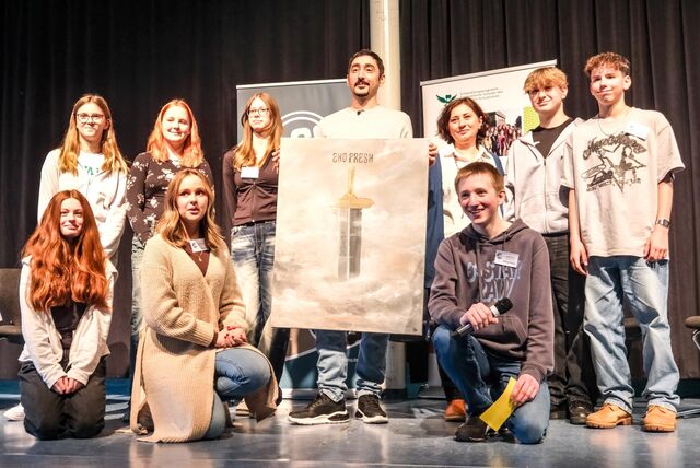 Bei seinem Besuch an der Gesamtschule Waltrop wurde Eko Fresh mit einem von einer Schülerin gemalten Gemälde verabschiedet.