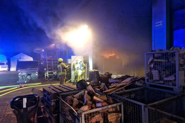 Löschtrupp der Feuerwehr Castrop-Rauxel vor der Schreinerei der JVA in Castrop-Rauxel-Ickern.