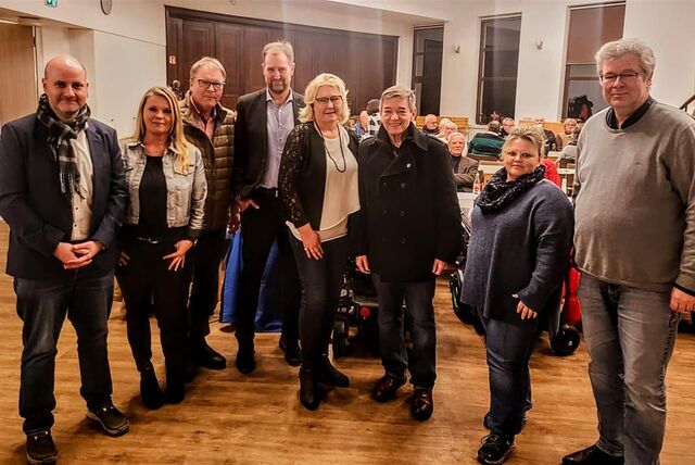 Für den neuen SPD-Ortsverein Hüls-Hamm stehen Marcel Jedl, Bettina Hartmann, Axel Großer, Andreas Täuber, Britta Schubert, Werner Arndt, Sandra Wienströer-Gurski und Roland Wanke.
