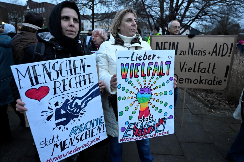 Bürger stehen mit Schildern vor dem Saalbau in Witten und demonstrieren gegen Rechtsextremismus. Bürger stehen mit Schildern vor dem Saalbau in Witten und demonstrieren gegen Rechtsextremismus.