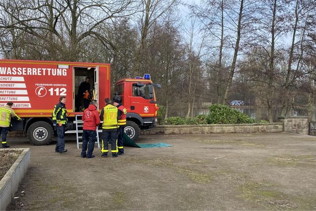Taucher suchen im Gladbecker Nordpark derzeit nach einer vermissten Frau.