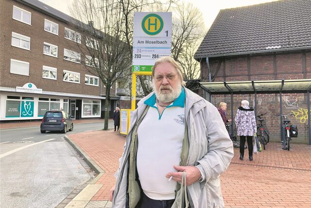ÖPNV-Kunde Ulrich Höpfner am Bussteig Moselbach in Waltrop.