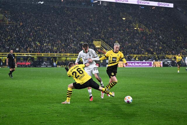 Marco Reus spielt den Ball im Signal Iduna Park.