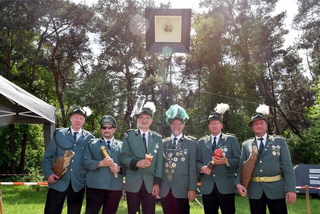 Sechs Männer des BSG Marl-Lippe stehen in Schützenuniform vor der Kamera.