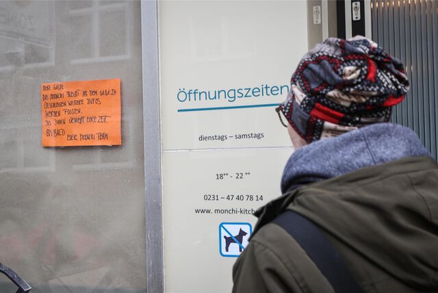 Mensch schaut ins Schaufenster des Monchi Kitchen.