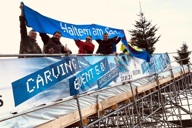 Sechs Carver auf der Ski-Rampe