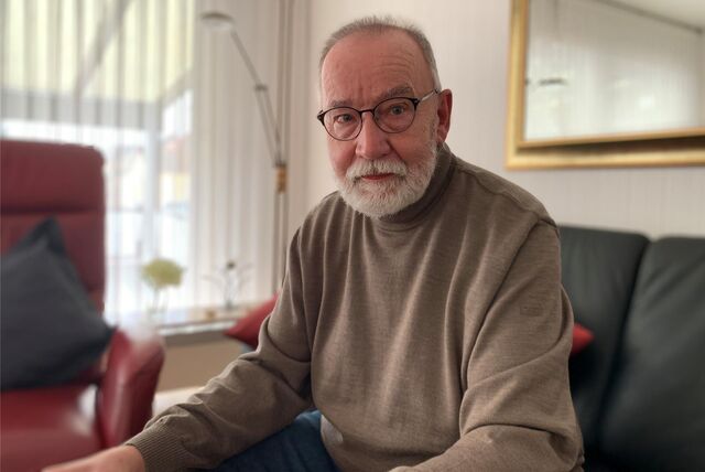 Rainer Guß sitzt in seinem Wohnzimmer in seinem Haus im Castrop-Rauxeler Stadtteil Ickern.