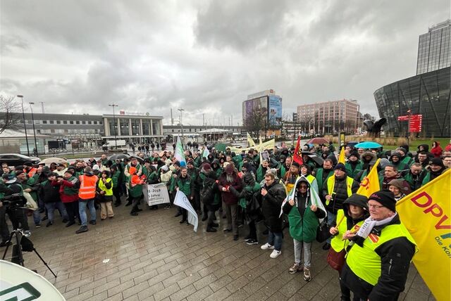 Gewerkschaftsmitglieder der GDL demonstrieren am Freitag in Dortmund. (Symbolbild)