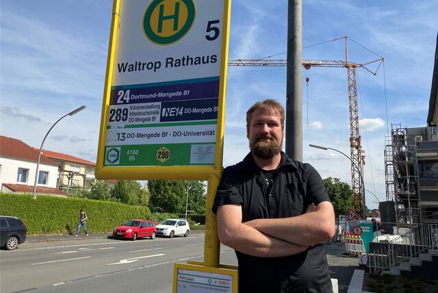 SPD-Nahverkehrsexperte Björn Jadzinski an der Haltstelle Rathaus.