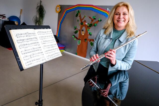 Die Recklinghäuser Musikschulleiterin Kristin Seifert mit Querflöte und Notenständer.