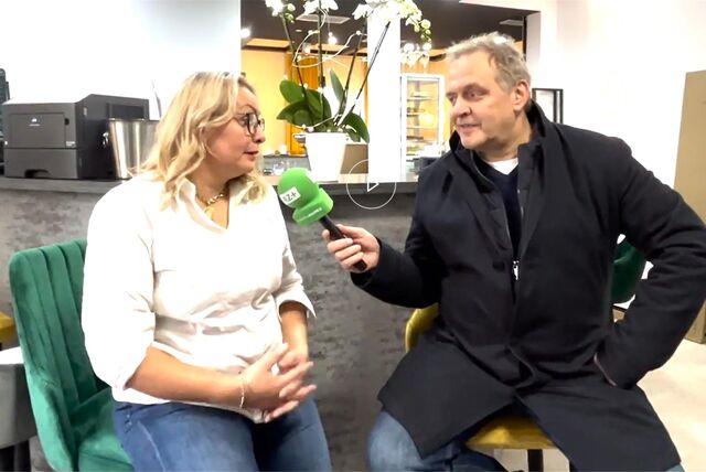 Megi Maass (l.) plaudert mit Ralf Wiethaup (RZ) über die Eröffnung  der Klosterschänke.
