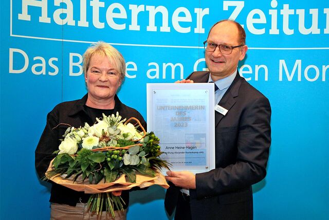 Verlagsleiter Christoph Winck überreicht die Urkunde an Anne Heine-Hagen.