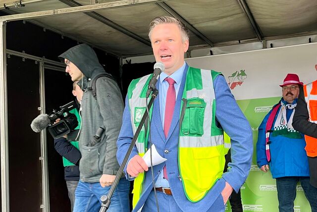 Sven Schmitte, Vorsitzender der GDL in NRW, sprach zu den Teilnehmern der Kundgebung vor dem Fußballmuseum in Dortmunds City und kritisierte die Bahn scharf.