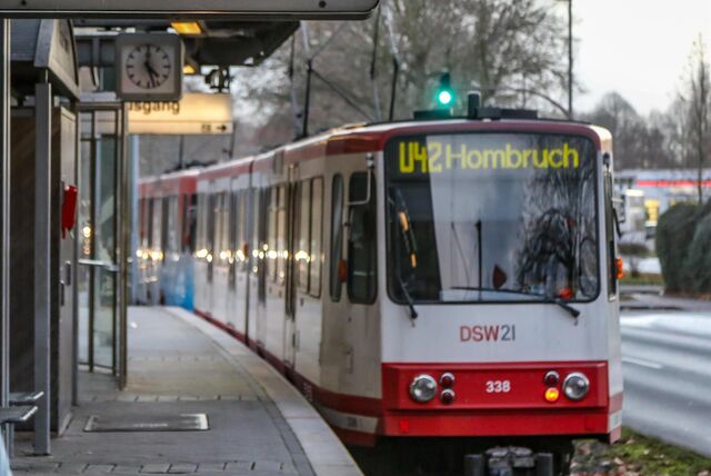 Eine Stadtbahn der Linie U42 wurde von einem verbogenen Zaun beschädigt. (Symbolbild)