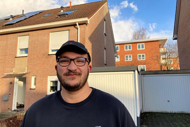 Joel Kremps steht vor seiner Doppelhaushälfte.