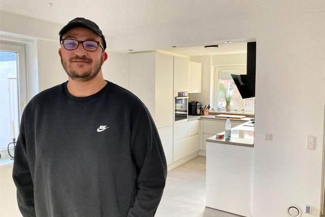 Joel Kremps steht in seinem frisch renovierten Haus in Drewer. Er empfiehlt allen potenziellen Käufern von Bestandsimmobilien, sich über alle Belastungen, die auf dem Haus liegen, genau zu informieren.