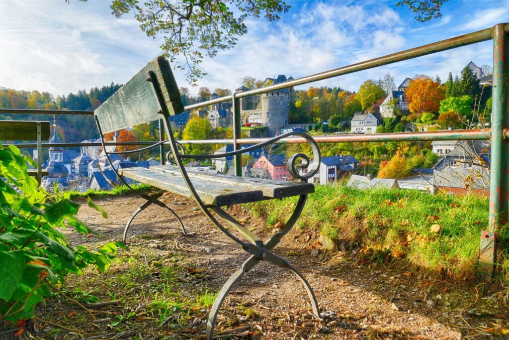 Parkbank mit Panoramablick auf Monschau Parkbank mit Panoramablick auf Monschau
